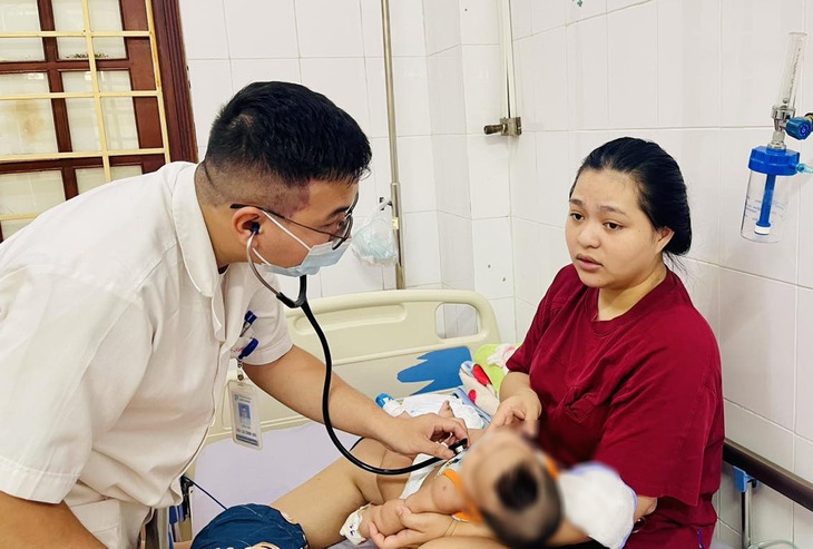 Virus RSV có thể gây viêm phổi cho trẻ dưới 1 tuổi khi giao mùa